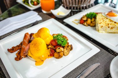 Kahvaltıda Benedict usulü yumurta, kızarmış İngiliz keki. Benedict yumurtalı nefis kahvaltı.