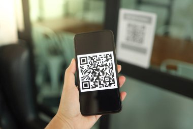 QR kodu ödemesi. Cüzdan. Adam tarama etiketi kabul edildi. Parasız dijital ödeme oluşturuluyor. QR kodu çevrimiçi alışveriş nakitsiz teknoloji konsepti taranıyor.