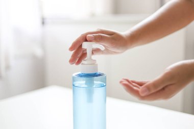 Corona virüsü covid-19 'u önlemek için el yapımı alkollü jel sanitazer.