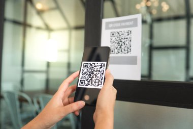 QR kodu ödemesi. Cüzdan. Adam tarama etiketi kabul edildi. Parasız dijital ödeme oluşturuluyor. QR kodu çevrimiçi alışveriş nakitsiz teknoloji konsepti taranıyor.