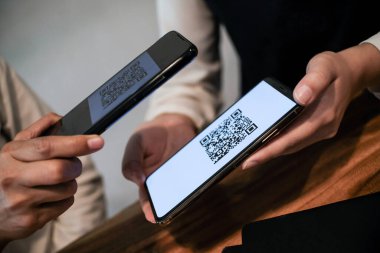 QR kodu ödemesi. QR kodunu tarayan kadın çevrimiçi alışveriş nakitsiz teknoloji konsepti