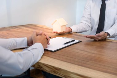 Kontrat imzalayan iş adamları emlakçıyla anlaşma yapıyor Danışman ve ev sigortacısı kavramı