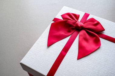 Sevgililer günü hediyesi. Romanti için hediye kutusu ve kırmızı kurdele.
