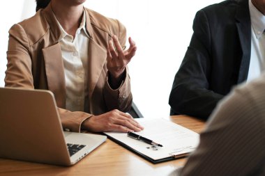 İş ve insan kaynakları konseptinde iş görüşmesi sırasında özgeçmiş okuyan müfettiş.