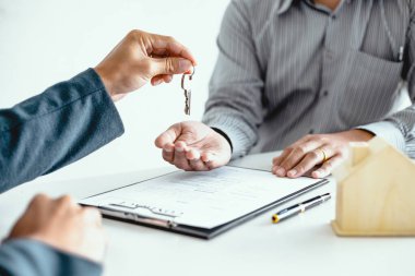 İş adamları, emlakçı danışman ve konut sigortası kavramı dışında emlakçıyla anlaşma yapıyor.