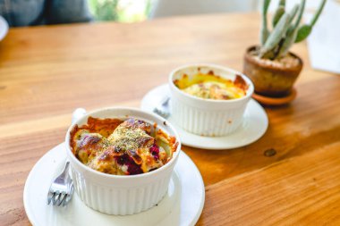 Vejetaryen aperatifi peynirli ıspanak ve vejetaryen yemeği.