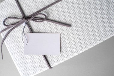 Sevgililer günü hediyesi. Romanti için hediye kutusu ve kırmızı kurdele.