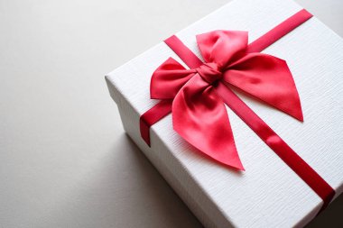 Sevgililer günü hediyesi. Romanti için hediye kutusu ve kırmızı kurdele.