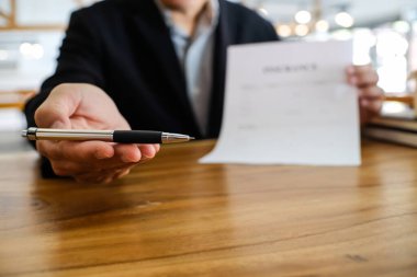 İş adamlarının emlakçıyla anlaşma yapması Danışman Konutları Sigortacılığı Konsepti