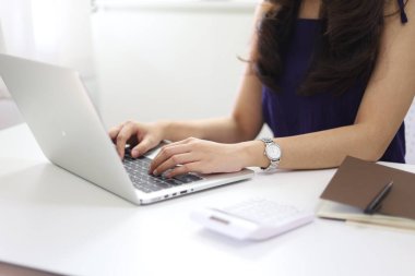 E-öğrenimi için çevrimiçi çalışma sınıfı. Zeki öğrenci masada oturmuş online ders izliyor ve evden ders çalışıyor. Evde kal. 