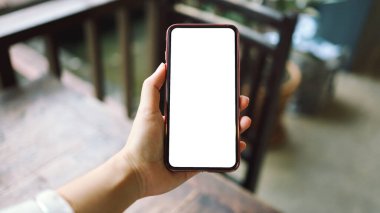 Boş ekranlı ve modern çerçevesiz akıllı telefon. Cep telefonunun boş fotokopi ekranını tutan kadınların elleri. Teknoloji konsepti olan akıllı telefon