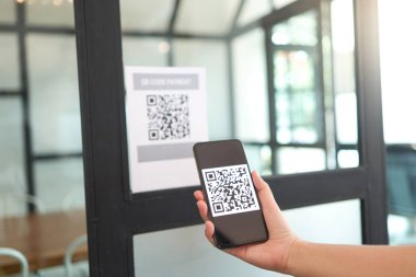 QR kodu ödemesi. Cüzdan. Adam tarama etiketi kabul edildi. Parasız dijital ödeme oluşturuluyor. QR kodu çevrimiçi alışveriş nakitsiz teknoloji konsepti taranıyor.