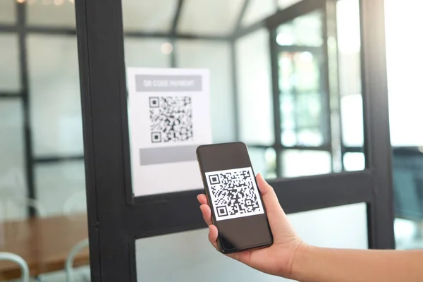 QR kodu ödemesi. Cüzdan. Adam tarama etiketi kabul edildi. Parasız dijital ödeme oluşturuluyor. QR kodu çevrimiçi alışveriş nakitsiz teknoloji konsepti taranıyor.