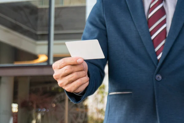 Biznesmen Pokazuje Pustą Wizytówkę Trzyma Inteligentny Telefon Biznesmen Trzyma Białą — Zdjęcie stockowe