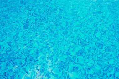 Soyut havuz suyu. Mavi yüzme havuzu arka planında dalgalar olan yüzme havuzu akışı