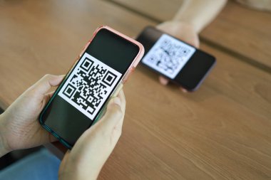 QR kodu ödemesi. Cüzdan. QR kodunu tarayan kadın çevrimiçi alışveriş nakitsiz teknoloji konsepti