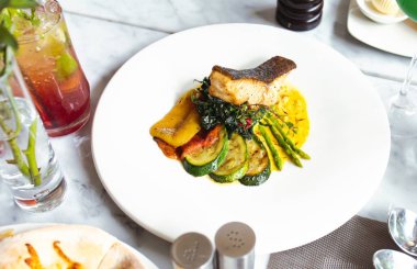 Lüks yemek masaları. Kutlama restoranındaki misafirler için yemek servisi ve dekore masaları.