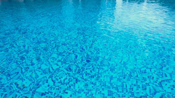 Soyut Havuz Suyu Mavi Yüzme Havuzu Arka Planında Dalgalar Olan — Stok fotoğraf