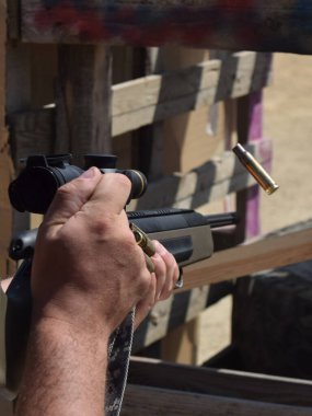 Cıvata karabinası kartuş kutusunu çıkarır