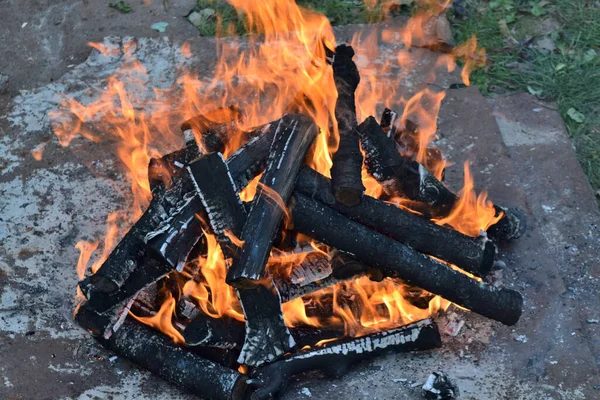 Tepee Lägereldar Brinner Vid Full Effekt — Stockfoto