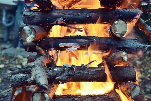 Hot Fire Log Cabin Campfire Squeezes Moisture Ends Firewood — Stock Photo, Image
