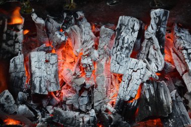 Küle bulanmış kömürler, ama içi hala sıcak.