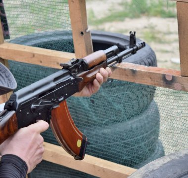 Limandan ateş eden bir rakip.