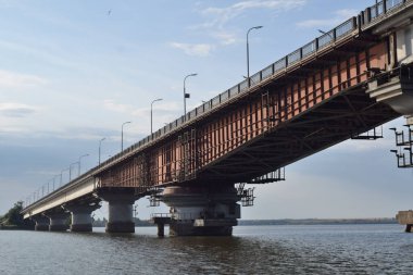 Nehir üzerindeki nakliye köprüsü