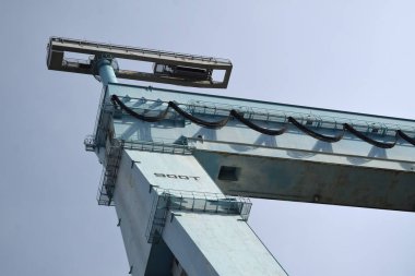 Mavi gökyüzü arkaplanındaki gantry vinç