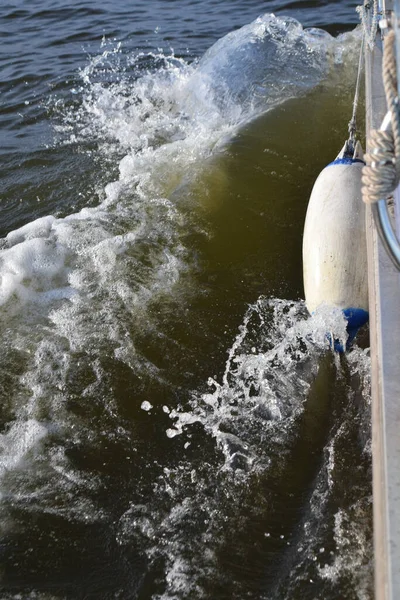 Eau Précipitée Jaillit Rapidement Sous Proue Bateau Coulant Autour Aile — Photo