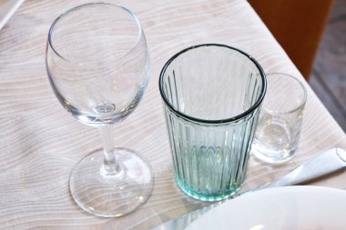 Şenlik masasında bir ziyafet masası, çatal bıçak seti, cam, cam ve camla servis edilir.