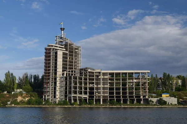 Багатоповерхова Будівля Березі Річки — стокове фото