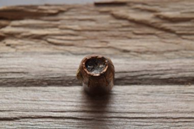 Tahtaya vurduktan sonra deforme olmuş kurşun mermisi.