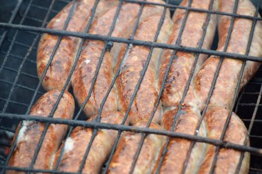 Izgarada ızgara sosis.