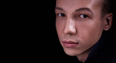 Stüdyoda siyah bir geçmişi olan güzel bir genç adam.