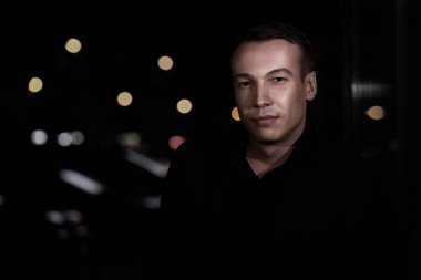 Geçmişi bulanık, güzel bir genç adam. 