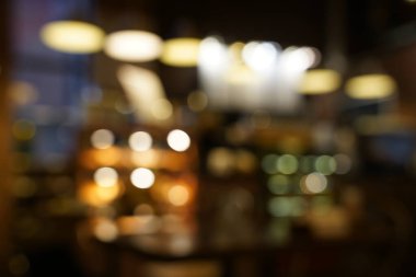 Kafe restoranının arka planı bokeh ışığıyla bulanık.