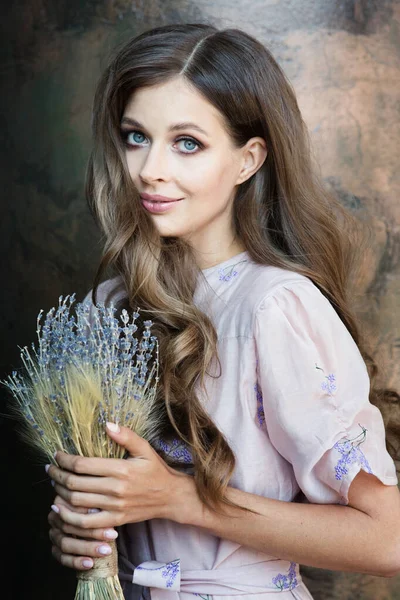 Hermosa chica en vestido rosa sobre un fondo con manchas artísticas Fotos de stock libres de derechos