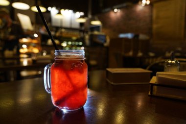 Noel içeceği, kafenin arka planında sıcak şarap.