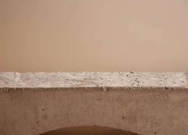 パステルベージュの背景に石製品の表彰台 — ストック写真