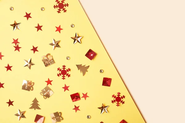 Karácsonyi Csillogás Formájában Egy Karácsonyfa Ajándékok Csillagok Egy Sárga Háttérben — Stock Fotó