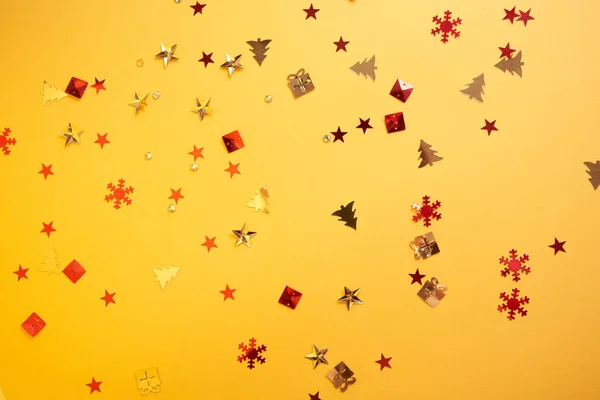 Csillogás, karácsonyfa, ajándékok, csillagok sárga alapon — Stock Fotó