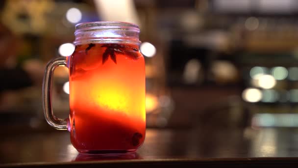 Bebida de Natal vinho quente em um fundo do interior do café, ordem para um — Vídeo de Stock