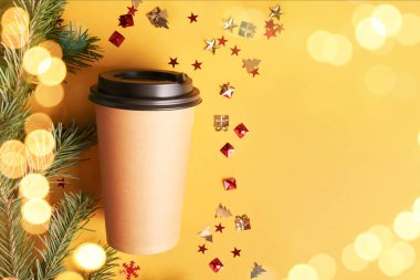 Sarı arka planda, konfeti ve kürklü kahve fincanı, Noel modeli. Yüksek kalite fotoğraf