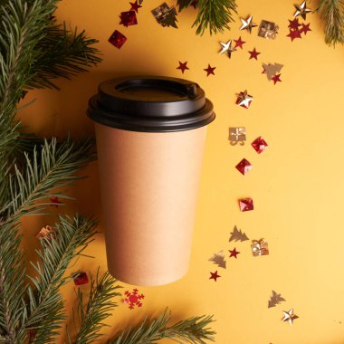 Sarı arka planda, konfeti ve kürklü kahve fincanı, Noel modeli. Yüksek kalite fotoğraf