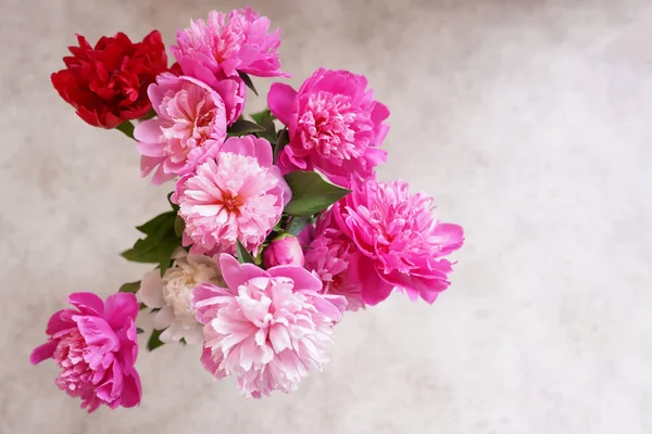 Bouquet Peonie Rosa Uno Sfondo Pittoresco Beige Con Uno Spazio Foto Stock