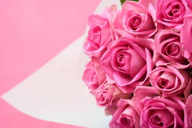 Fotokopi alanı olan güzel pembe güllerin arka planı. Yüksek kalite fotoğraf