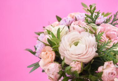 Pembe arka planda farklı çiçeklerden oluşan güzel bir buket. Selamlama, hediye.