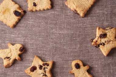 Keten peçetedeki çikolatalı kurabiyeler farklı şekillerde glütensiz, laktozsuz, şekersiz, kuru üzümlü ve fotokopi alanlı sağlıklı tatlılar.