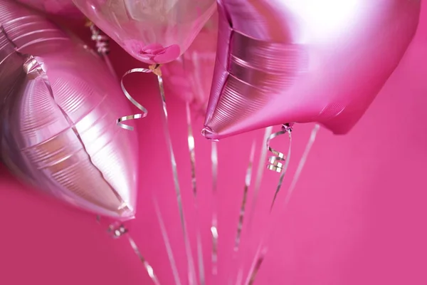 ピンクの背景にヘリウムとピンクの風船 — ストック写真